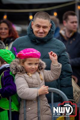 Kinderen genieten volop van de feestelijke aankomst van Sinterklaas op zijn stoomboot, gevolgd door een vrolijke stoet van Pietenboten in de haven van Elburg. - © NWVFoto.nl