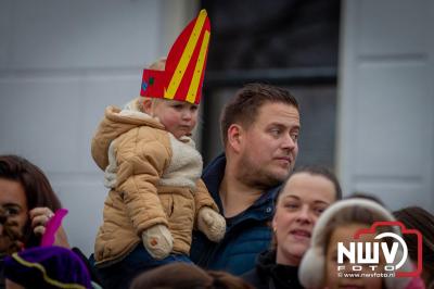 Kinderen genieten volop van de feestelijke aankomst van Sinterklaas op zijn stoomboot, gevolgd door een vrolijke stoet van Pietenboten in de haven van Elburg. - © NWVFoto.nl