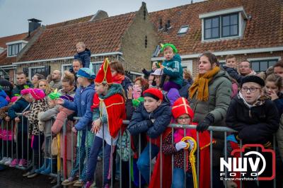 Kinderen genieten volop van de feestelijke aankomst van Sinterklaas op zijn stoomboot, gevolgd door een vrolijke stoet van Pietenboten in de haven van Elburg. - © NWVFoto.nl