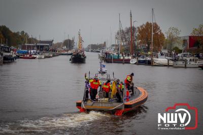 Kinderen genieten volop van de feestelijke aankomst van Sinterklaas op zijn stoomboot, gevolgd door een vrolijke stoet van Pietenboten in de haven van Elburg. - © NWVFoto.nl