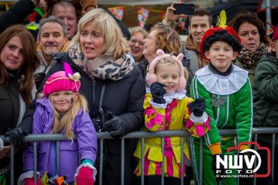 Kinderen genieten volop van de feestelijke aankomst van Sinterklaas op zijn stoomboot, gevolgd door een vrolijke stoet van Pietenboten in de haven van Elburg. - © NWVFoto.nl