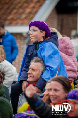 Kinderen genieten volop van de feestelijke aankomst van Sinterklaas op zijn stoomboot, gevolgd door een vrolijke stoet van Pietenboten in de haven van Elburg. - © NWVFoto.nl