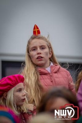 Kinderen genieten volop van de feestelijke aankomst van Sinterklaas op zijn stoomboot, gevolgd door een vrolijke stoet van Pietenboten in de haven van Elburg. - © NWVFoto.nl