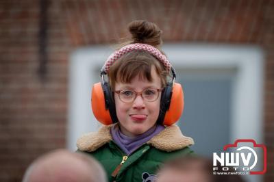 Kinderen genieten volop van de feestelijke aankomst van Sinterklaas op zijn stoomboot, gevolgd door een vrolijke stoet van Pietenboten in de haven van Elburg. - © NWVFoto.nl