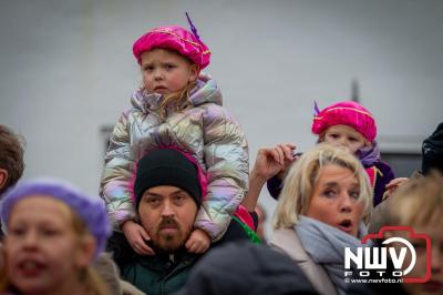 Kinderen genieten volop van de feestelijke aankomst van Sinterklaas op zijn stoomboot, gevolgd door een vrolijke stoet van Pietenboten in de haven van Elburg. - © NWVFoto.nl