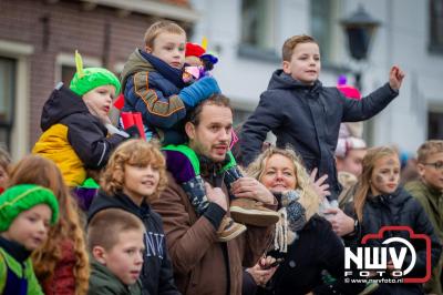 Kinderen genieten volop van de feestelijke aankomst van Sinterklaas op zijn stoomboot, gevolgd door een vrolijke stoet van Pietenboten in de haven van Elburg. - © NWVFoto.nl