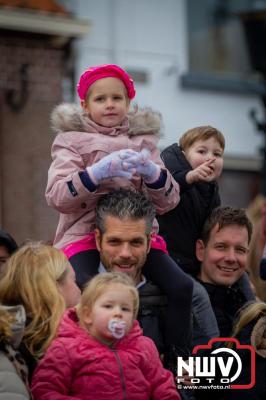 Kinderen genieten volop van de feestelijke aankomst van Sinterklaas op zijn stoomboot, gevolgd door een vrolijke stoet van Pietenboten in de haven van Elburg. - © NWVFoto.nl