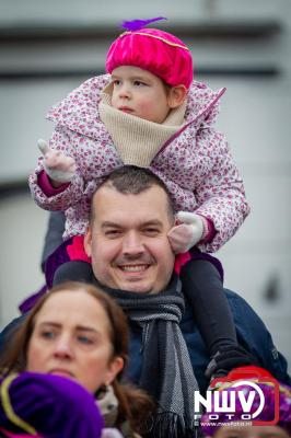 Kinderen genieten volop van de feestelijke aankomst van Sinterklaas op zijn stoomboot, gevolgd door een vrolijke stoet van Pietenboten in de haven van Elburg. - © NWVFoto.nl