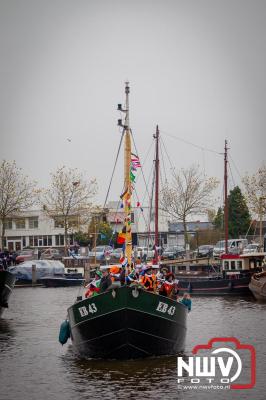 Kinderen genieten volop van de feestelijke aankomst van Sinterklaas op zijn stoomboot, gevolgd door een vrolijke stoet van Pietenboten in de haven van Elburg. - © NWVFoto.nl