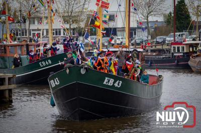 Kinderen genieten volop van de feestelijke aankomst van Sinterklaas op zijn stoomboot, gevolgd door een vrolijke stoet van Pietenboten in de haven van Elburg. - © NWVFoto.nl