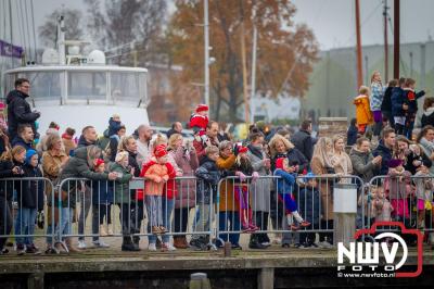 Kinderen genieten volop van de feestelijke aankomst van Sinterklaas op zijn stoomboot, gevolgd door een vrolijke stoet van Pietenboten in de haven van Elburg. - © NWVFoto.nl