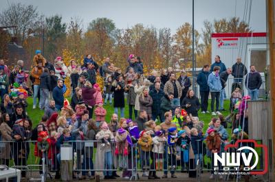 Kinderen genieten volop van de feestelijke aankomst van Sinterklaas op zijn stoomboot, gevolgd door een vrolijke stoet van Pietenboten in de haven van Elburg. - © NWVFoto.nl