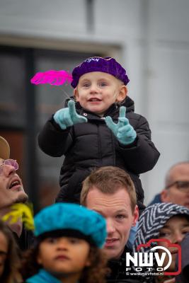 Kinderen genieten volop van de feestelijke aankomst van Sinterklaas op zijn stoomboot, gevolgd door een vrolijke stoet van Pietenboten in de haven van Elburg. - © NWVFoto.nl