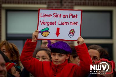 Kinderen genieten volop van de feestelijke aankomst van Sinterklaas op zijn stoomboot, gevolgd door een vrolijke stoet van Pietenboten in de haven van Elburg. - © NWVFoto.nl