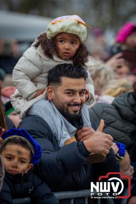 Kinderen genieten volop van de feestelijke aankomst van Sinterklaas op zijn stoomboot, gevolgd door een vrolijke stoet van Pietenboten in de haven van Elburg. - © NWVFoto.nl