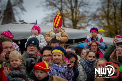 Kinderen genieten volop van de feestelijke aankomst van Sinterklaas op zijn stoomboot, gevolgd door een vrolijke stoet van Pietenboten in de haven van Elburg. - © NWVFoto.nl