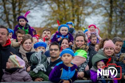 Kinderen genieten volop van de feestelijke aankomst van Sinterklaas op zijn stoomboot, gevolgd door een vrolijke stoet van Pietenboten in de haven van Elburg. - © NWVFoto.nl