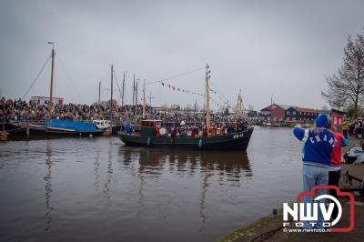 Kinderen genieten volop van de feestelijke aankomst van Sinterklaas op zijn stoomboot, gevolgd door een vrolijke stoet van Pietenboten in de haven van Elburg. - © NWVFoto.nl