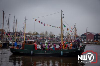 Kinderen genieten volop van de feestelijke aankomst van Sinterklaas op zijn stoomboot, gevolgd door een vrolijke stoet van Pietenboten in de haven van Elburg. - © NWVFoto.nl