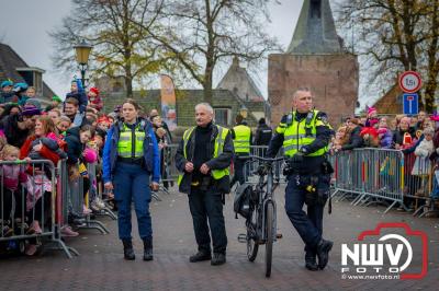 Kinderen genieten volop van de feestelijke aankomst van Sinterklaas op zijn stoomboot, gevolgd door een vrolijke stoet van Pietenboten in de haven van Elburg. - © NWVFoto.nl