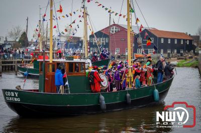 Kinderen genieten volop van de feestelijke aankomst van Sinterklaas op zijn stoomboot, gevolgd door een vrolijke stoet van Pietenboten in de haven van Elburg. - © NWVFoto.nl