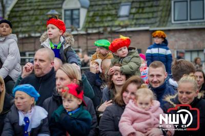 Kinderen genieten volop van de feestelijke aankomst van Sinterklaas op zijn stoomboot, gevolgd door een vrolijke stoet van Pietenboten in de haven van Elburg. - © NWVFoto.nl