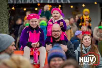 Kinderen genieten volop van de feestelijke aankomst van Sinterklaas op zijn stoomboot, gevolgd door een vrolijke stoet van Pietenboten in de haven van Elburg. - © NWVFoto.nl