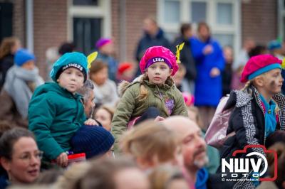 Kinderen genieten volop van de feestelijke aankomst van Sinterklaas op zijn stoomboot, gevolgd door een vrolijke stoet van Pietenboten in de haven van Elburg. - © NWVFoto.nl