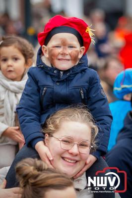 Kinderen genieten volop van de feestelijke aankomst van Sinterklaas op zijn stoomboot, gevolgd door een vrolijke stoet van Pietenboten in de haven van Elburg. - © NWVFoto.nl