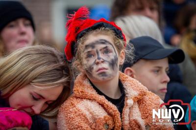 Kinderen genieten volop van de feestelijke aankomst van Sinterklaas op zijn stoomboot, gevolgd door een vrolijke stoet van Pietenboten in de haven van Elburg. - © NWVFoto.nl