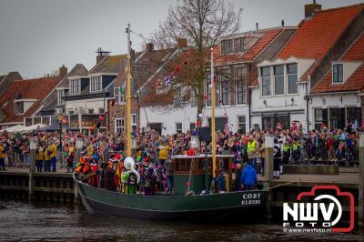 Kinderen genieten volop van de feestelijke aankomst van Sinterklaas op zijn stoomboot, gevolgd door een vrolijke stoet van Pietenboten in de haven van Elburg. - © NWVFoto.nl