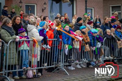 Kinderen genieten volop van de feestelijke aankomst van Sinterklaas op zijn stoomboot, gevolgd door een vrolijke stoet van Pietenboten in de haven van Elburg. - © NWVFoto.nl