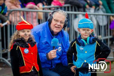 Kinderen genieten volop van de feestelijke aankomst van Sinterklaas op zijn stoomboot, gevolgd door een vrolijke stoet van Pietenboten in de haven van Elburg. - © NWVFoto.nl