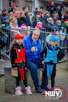 Kinderen genieten volop van de feestelijke aankomst van Sinterklaas op zijn stoomboot, gevolgd door een vrolijke stoet van Pietenboten in de haven van Elburg. - © NWVFoto.nl