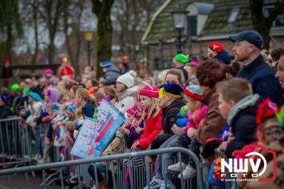 Kinderen genieten volop van de feestelijke aankomst van Sinterklaas op zijn stoomboot, gevolgd door een vrolijke stoet van Pietenboten in de haven van Elburg. - © NWVFoto.nl