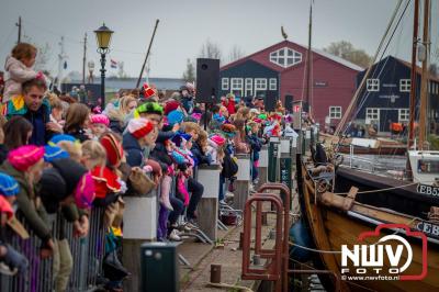 Kinderen genieten volop van de feestelijke aankomst van Sinterklaas op zijn stoomboot, gevolgd door een vrolijke stoet van Pietenboten in de haven van Elburg. - © NWVFoto.nl