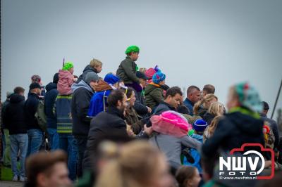 Kinderen genieten volop van de feestelijke aankomst van Sinterklaas op zijn stoomboot, gevolgd door een vrolijke stoet van Pietenboten in de haven van Elburg. - © NWVFoto.nl