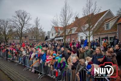 Kinderen genieten volop van de feestelijke aankomst van Sinterklaas op zijn stoomboot, gevolgd door een vrolijke stoet van Pietenboten in de haven van Elburg. - © NWVFoto.nl