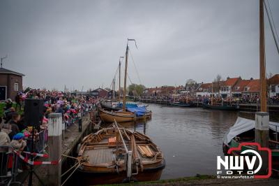 Kinderen genieten volop van de feestelijke aankomst van Sinterklaas op zijn stoomboot, gevolgd door een vrolijke stoet van Pietenboten in de haven van Elburg. - © NWVFoto.nl