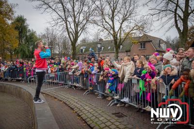 Kinderen genieten volop van de feestelijke aankomst van Sinterklaas op zijn stoomboot, gevolgd door een vrolijke stoet van Pietenboten in de haven van Elburg. - © NWVFoto.nl