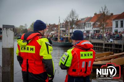 Kinderen genieten volop van de feestelijke aankomst van Sinterklaas op zijn stoomboot, gevolgd door een vrolijke stoet van Pietenboten in de haven van Elburg. - © NWVFoto.nl