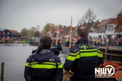 Kinderen genieten volop van de feestelijke aankomst van Sinterklaas op zijn stoomboot, gevolgd door een vrolijke stoet van Pietenboten in de haven van Elburg. - © NWVFoto.nl