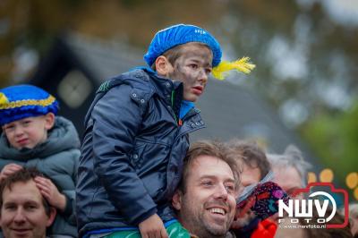 Kinderen genieten volop van de feestelijke aankomst van Sinterklaas op zijn stoomboot, gevolgd door een vrolijke stoet van Pietenboten in de haven van Elburg. - © NWVFoto.nl