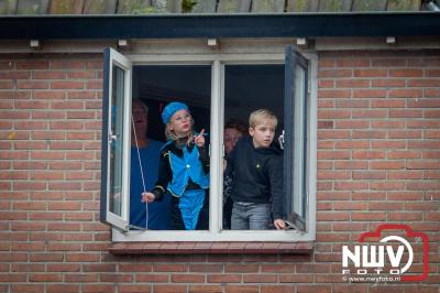 Kinderen genieten volop van de feestelijke aankomst van Sinterklaas op zijn stoomboot, gevolgd door een vrolijke stoet van Pietenboten in de haven van Elburg. - © NWVFoto.nl