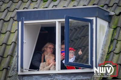 Kinderen genieten volop van de feestelijke aankomst van Sinterklaas op zijn stoomboot, gevolgd door een vrolijke stoet van Pietenboten in de haven van Elburg. - © NWVFoto.nl