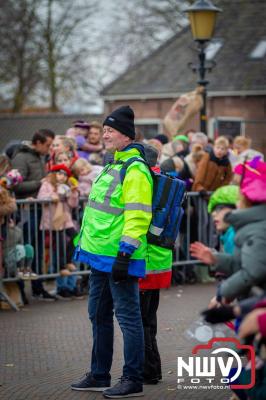 Kinderen genieten volop van de feestelijke aankomst van Sinterklaas op zijn stoomboot, gevolgd door een vrolijke stoet van Pietenboten in de haven van Elburg. - © NWVFoto.nl