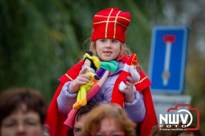 Kinderen genieten volop van de feestelijke aankomst van Sinterklaas op zijn stoomboot, gevolgd door een vrolijke stoet van Pietenboten in de haven van Elburg. - © NWVFoto.nl