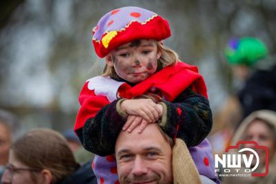 Kinderen genieten volop van de feestelijke aankomst van Sinterklaas op zijn stoomboot, gevolgd door een vrolijke stoet van Pietenboten in de haven van Elburg. - © NWVFoto.nl