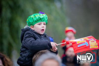 Kinderen genieten volop van de feestelijke aankomst van Sinterklaas op zijn stoomboot, gevolgd door een vrolijke stoet van Pietenboten in de haven van Elburg. - © NWVFoto.nl