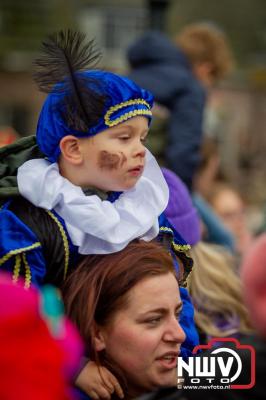 Kinderen genieten volop van de feestelijke aankomst van Sinterklaas op zijn stoomboot, gevolgd door een vrolijke stoet van Pietenboten in de haven van Elburg. - © NWVFoto.nl